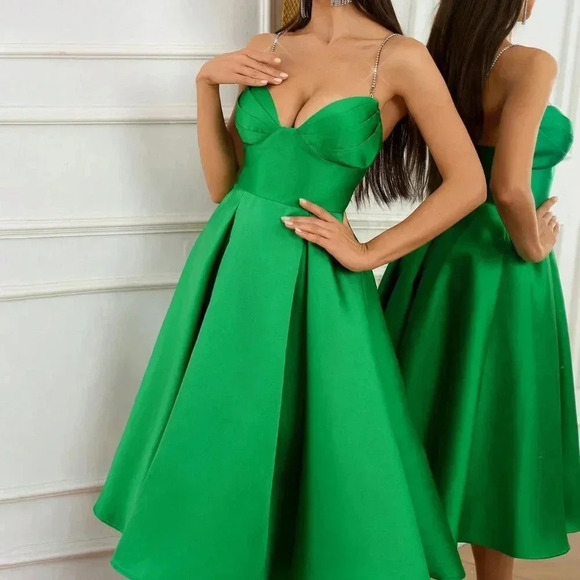 Green Elegant Women's V-Neck Pleated Tulle Dress With High Waist - Picture 4 of 7
